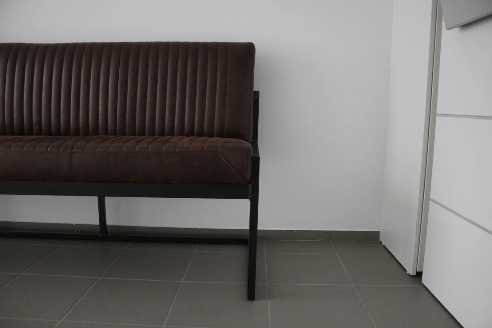 De leren wachtbank in de wachtkamer